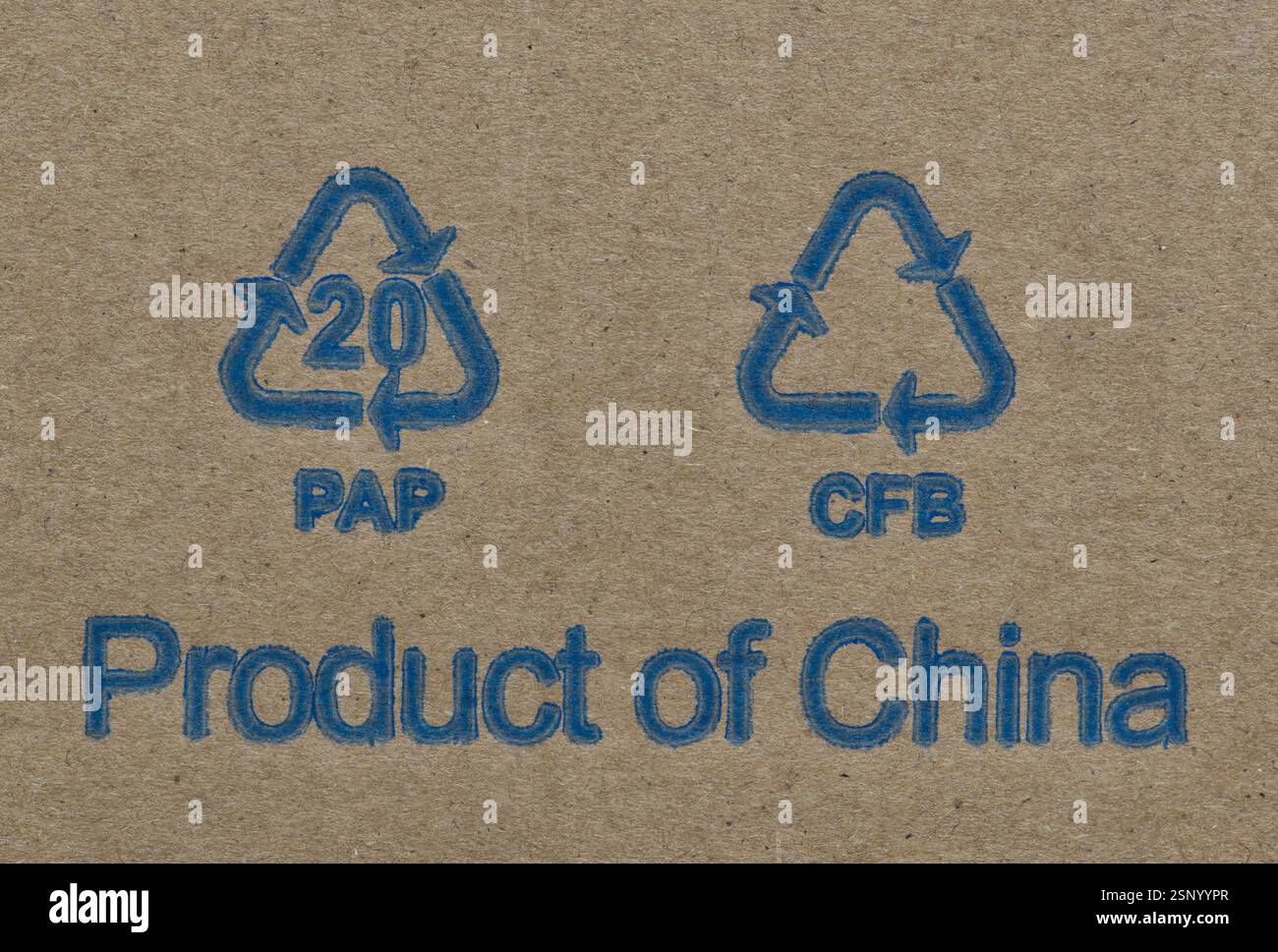 Etikett „Produkt aus China“ mit PAP 20 CFB-Recyclingcodes auf Karton. Stockfoto