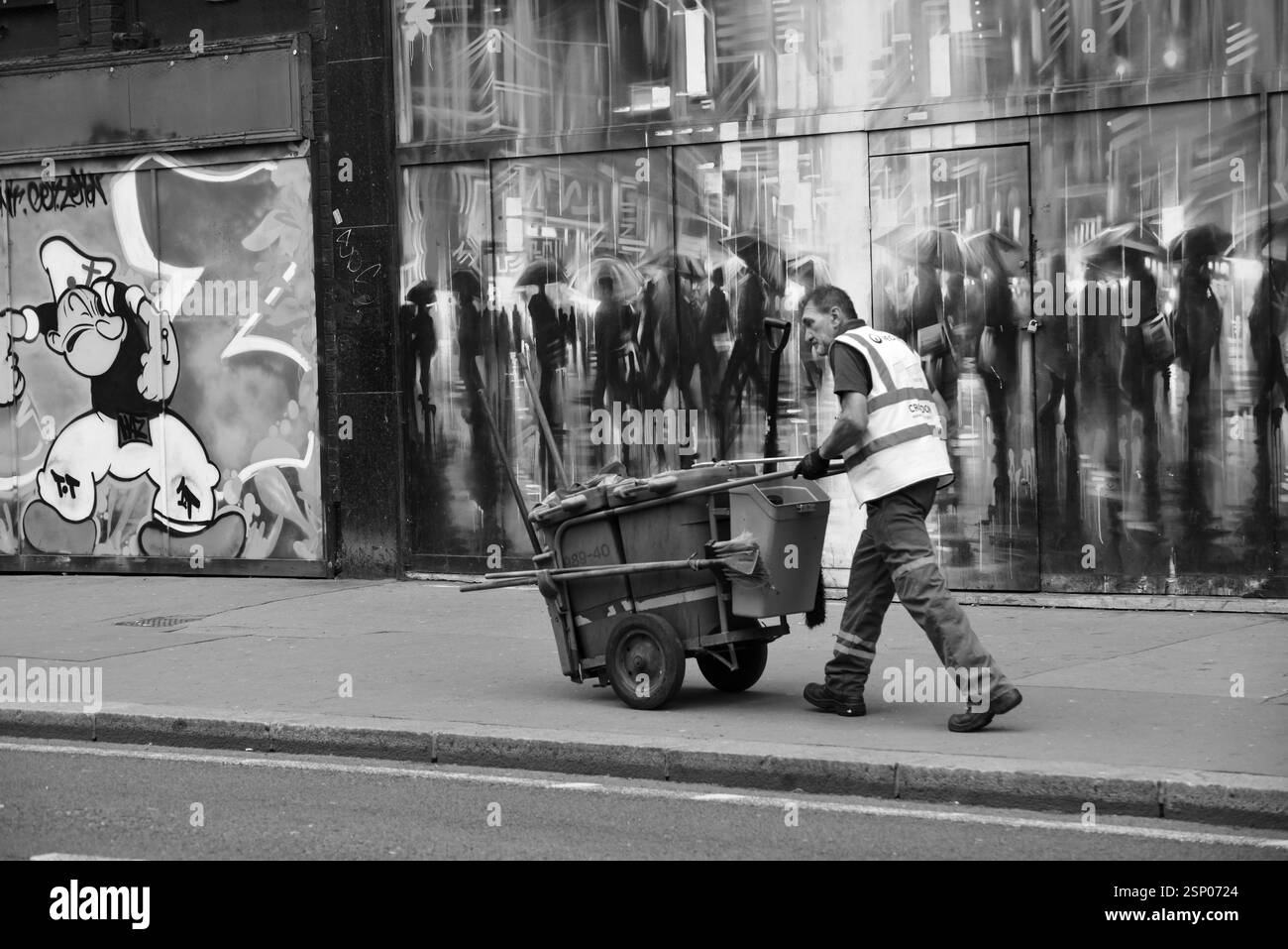 Schwarzweißbild eines lokalen Straßenreinigers (Croydon, Greater London) am späten Nachmittag. Greater London England Vereinigtes Königreich Stockfoto