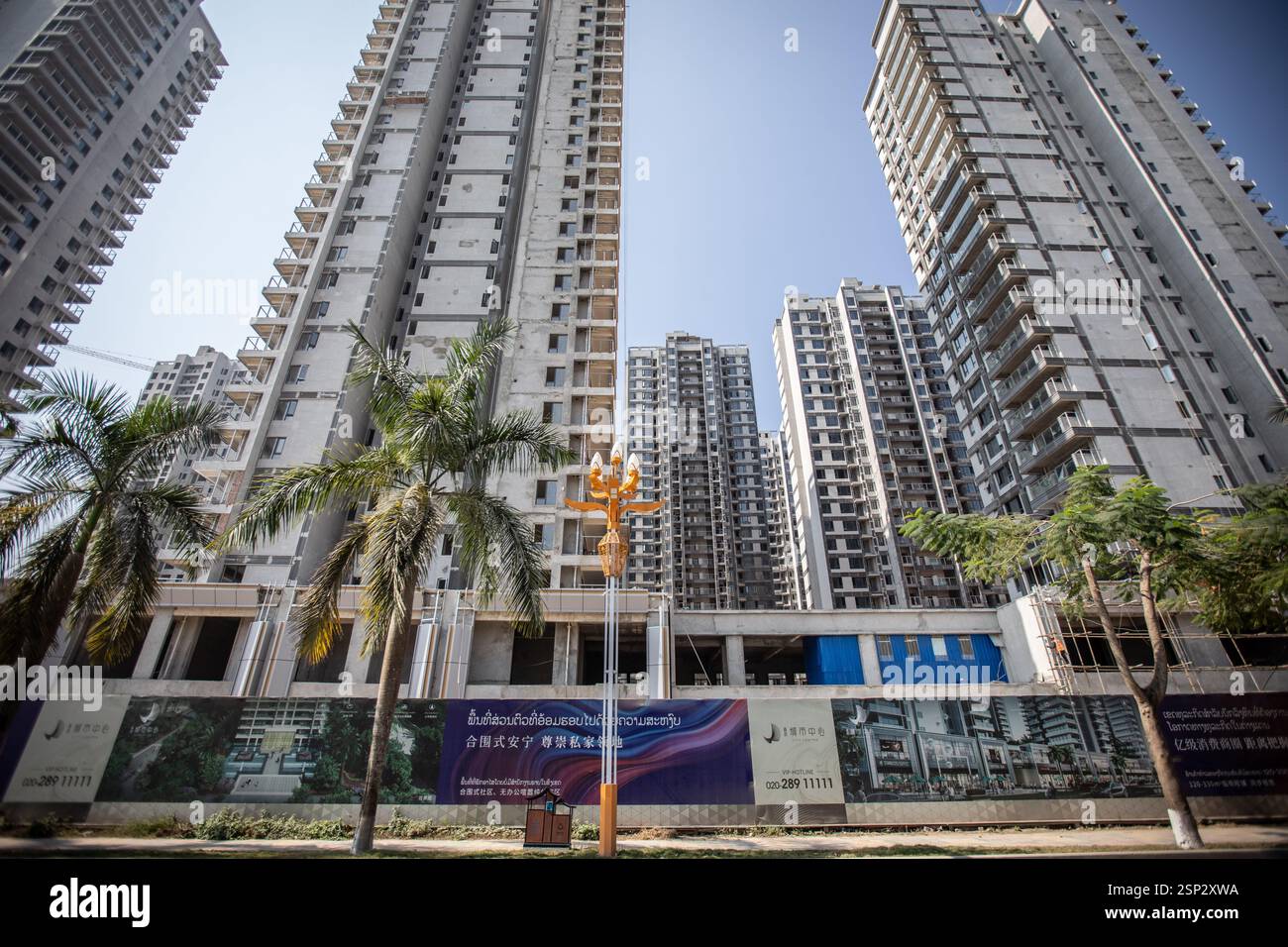 Ansicht der Unterbauwohnungen in der Goldenen Dreieck-Sonderwirtschaftszone. Die Goldene Dreieck-Sonderwirtschaftszone (GTSEZ) in Laos ist ein umstrittenes Gebiet, in dem Luxuskasinos wie Könige Römer stehen, bekannt für ihr wirtschaftliches Potenzial, aber von verschiedenen Anschuldigungen geplagt, unter erheblichem chinesischen Einfluss, was einen starken Kontrast zwischen Opulenz und Ausbeutung schafft. Quelle: SOPA Images Limited/Alamy Live News Stockfoto