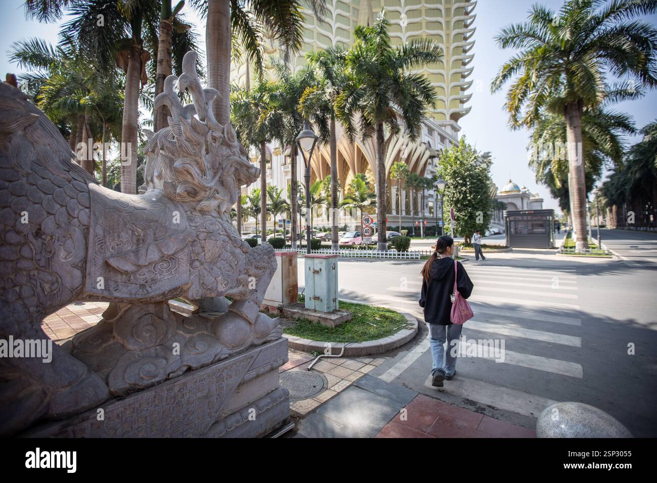 Auf dem Weg zum Kings Romans Casino vom Chinatown Gate. Die Goldene Dreieck-Sonderwirtschaftszone (GTSEZ) in Laos ist ein umstrittenes Gebiet, in dem Luxuskasinos wie Könige Römer stehen, bekannt für ihr wirtschaftliches Potenzial, aber von verschiedenen Anschuldigungen geplagt, unter erheblichem chinesischen Einfluss, was einen starken Kontrast zwischen Opulenz und Ausbeutung schafft. Quelle: SOPA Images Limited/Alamy Live News Stockfoto