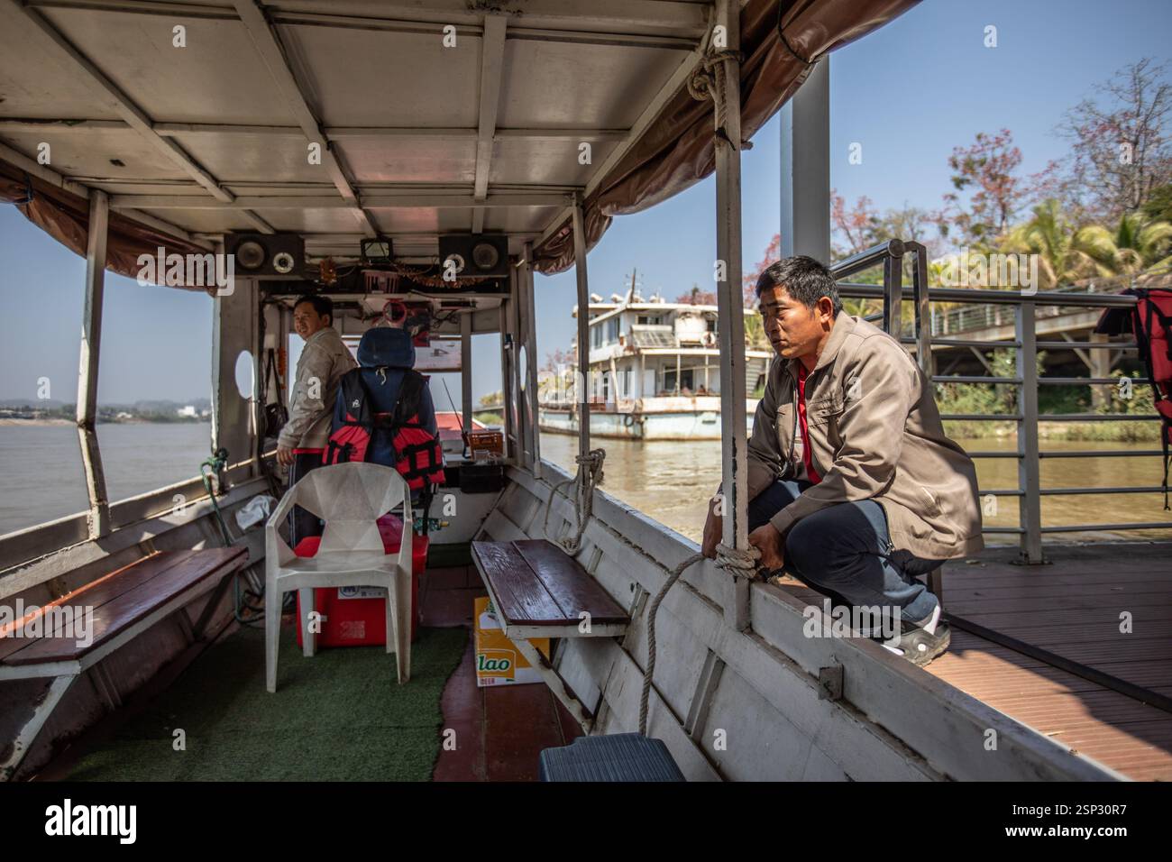 Das Boot macht sich bereit, zurück nach Thailand zu fahren. Die Goldene Dreieck-Sonderwirtschaftszone (GTSEZ) in Laos ist ein umstrittenes Gebiet, in dem Luxuskasinos wie Könige Römer stehen, bekannt für ihr wirtschaftliches Potenzial, aber von verschiedenen Anschuldigungen geplagt, unter erheblichem chinesischen Einfluss, was einen starken Kontrast zwischen Opulenz und Ausbeutung schafft. Quelle: SOPA Images Limited/Alamy Live News Stockfoto