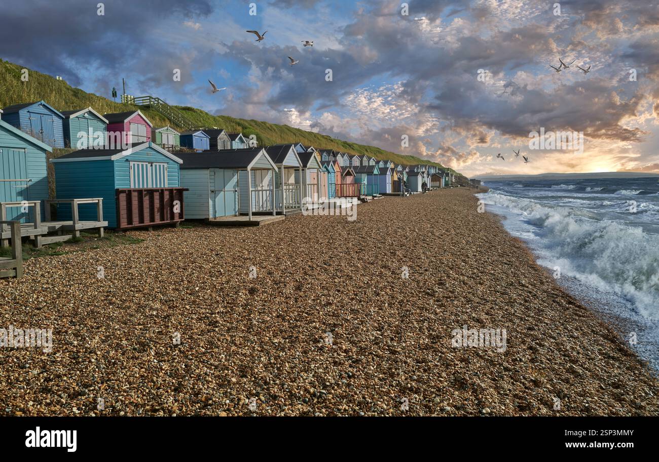 Traditionelle hölzerne, bunt bemalte Strandhütten am Kiesstrand von Milford on Sea, Hampshire Engalnd, Großbritannien Stockfoto