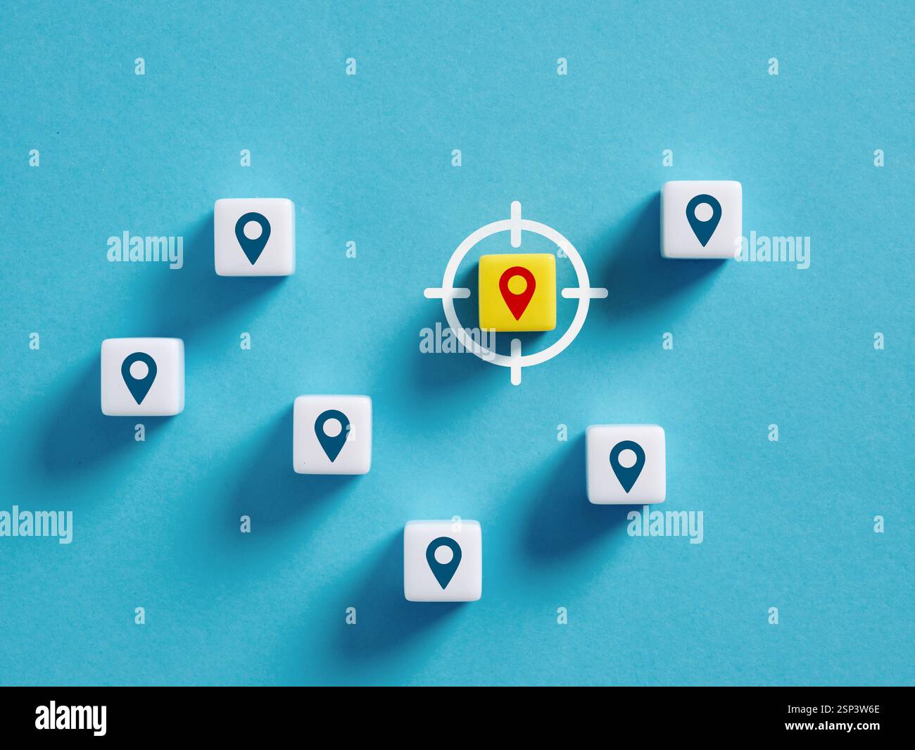 Geo-Targeting-Konzept mit Fokus auf einen bestimmten Standort mithilfe von Positionssymbolen auf farbenfrohen Blöcken, die gezieltes Marketing und einen genauen Standort darstellen Stockfoto