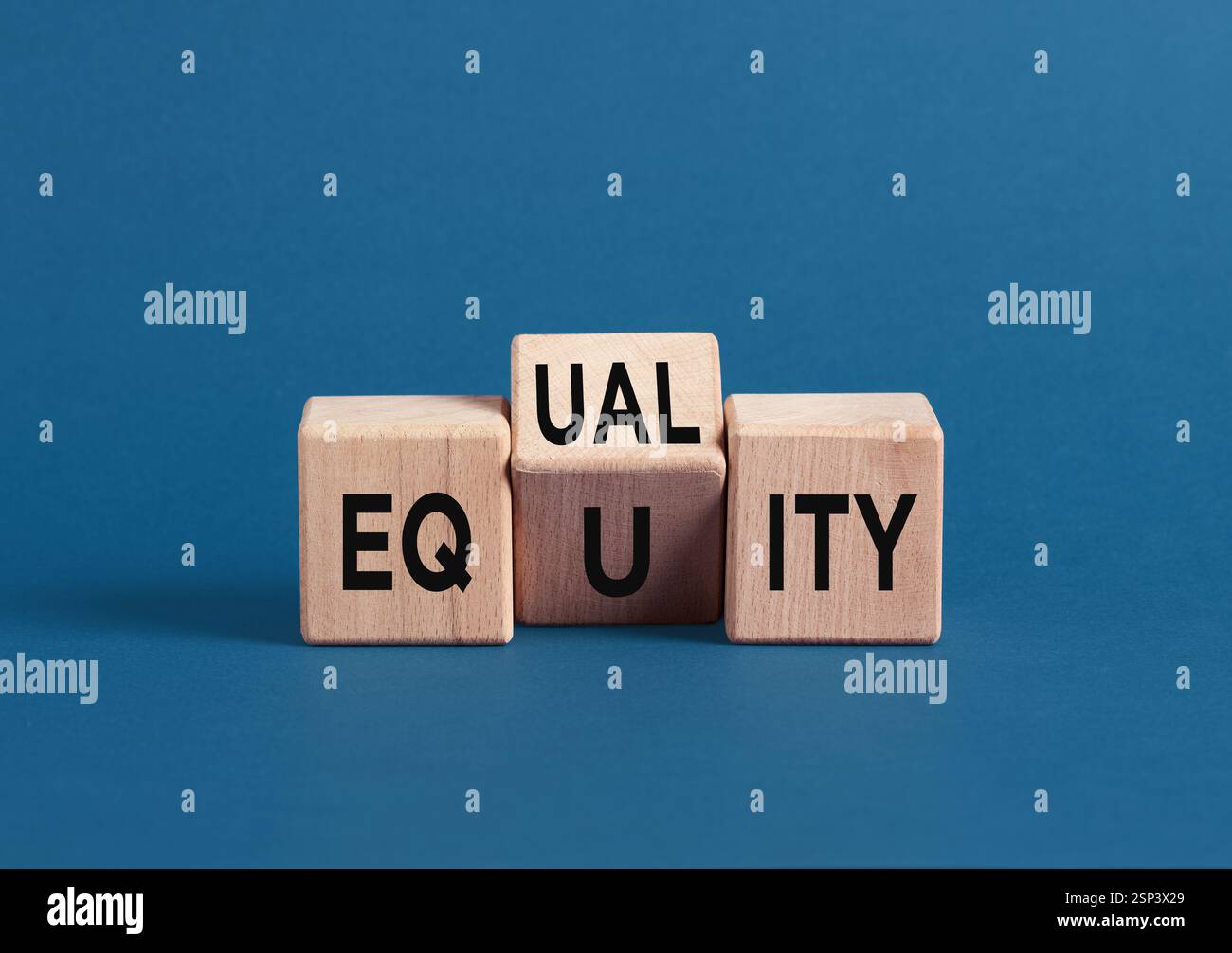 Holzwürfel mit den Worten Gleichheit und Gleichheit fördern soziale Gerechtigkeit und Chancengleichheit Stockfoto