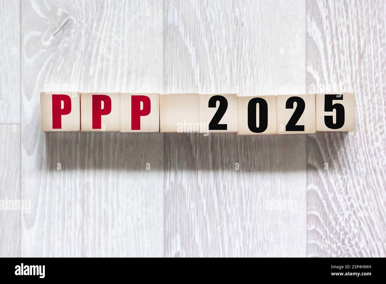 PPP 2025 (öffentlich-private Partnerschaft) - Worte auf Holzblöcken und heller Hintergrund Stockfoto