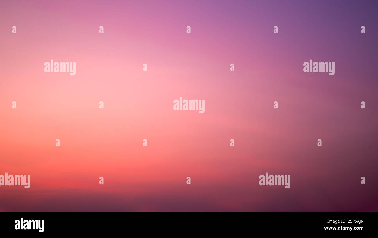 Hintergrundbild des Himmelsverlaufs mit wunderschönen Pastellrosa und Orange und Lila am Abend, wenn die Sonne untergeht, farbenfrohe Wolken im Sommer, friedlich Stockfoto