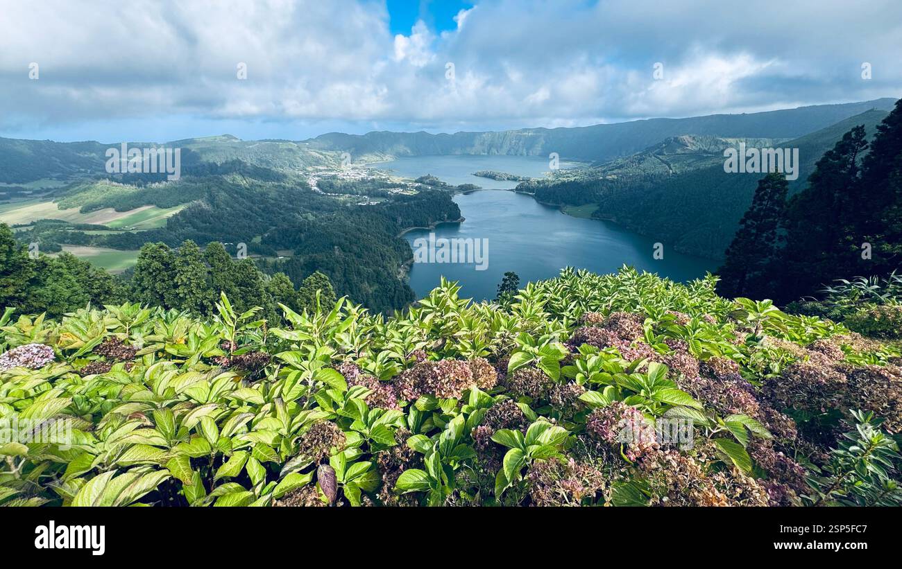 Sete Cidades in Lagoa auf der Insel São Miguel ist eine malerische vulkanische Caldera mit zwei verbundenen Seen – Lagoa Azul und Lagoa Verde, die Capti Stockfoto