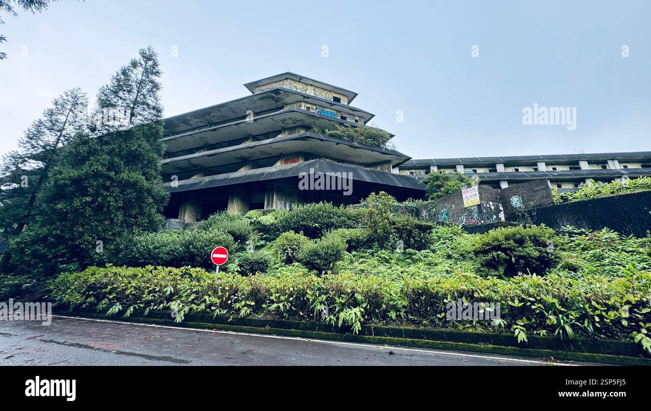 Das verlassene Monte Palace Hotel, in der Nähe des Aussichtspunkts Vista do Rei auf der São Miguel gelegen, sollte ein Luxusresort mit Blick auf Sete Cidades sein, aber Stockfoto