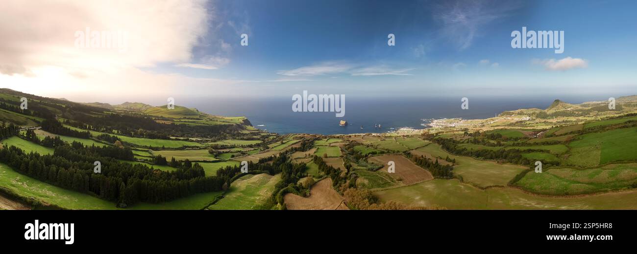 mosteiros, São miguel, azoren, portugal, Küstendorf, Meer, schwarzer Sandstrand, Lavafelsen, vulkanische, dramatische Landschaft, Küste, Klippen, Wellen, A Stockfoto