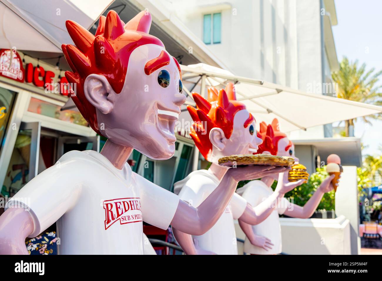 Maskottchen vor Rothaarigem Eis am Ocean Drive, Miami Beach, Florida, USA Stockfoto