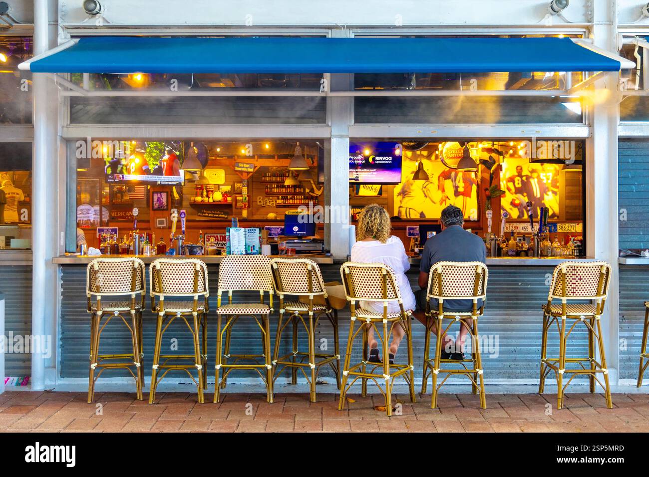 Leute sitzen in der Bubba Gump Shrimp Co Bar im Bayside Marketplace, Miami, Florida, USA Stockfoto
