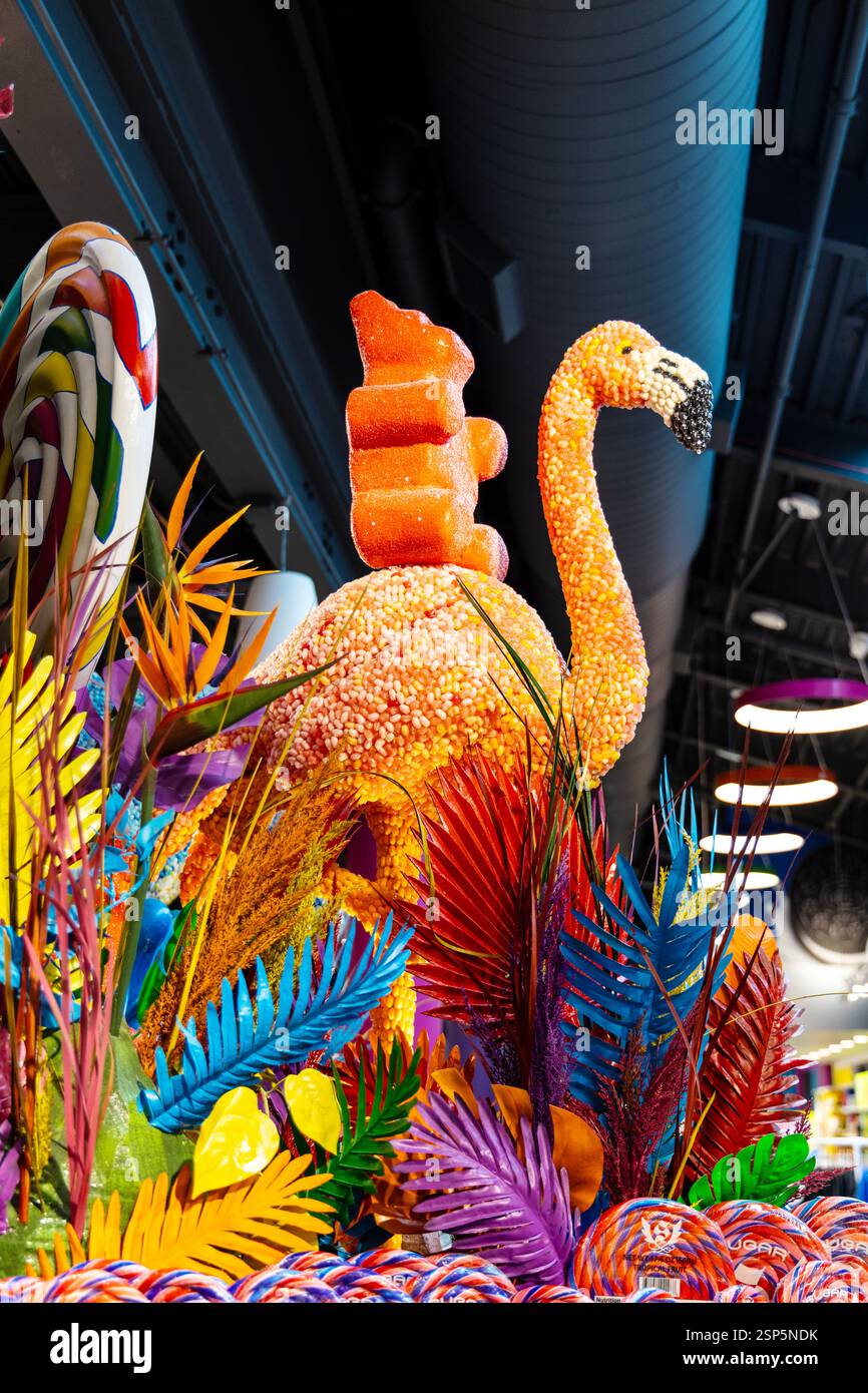 Im IT'SUGAR Candy Store, Bayside Marketplace, Miami, Florida, USA, gibt es Flamingos aus Jelly Beans Stockfoto