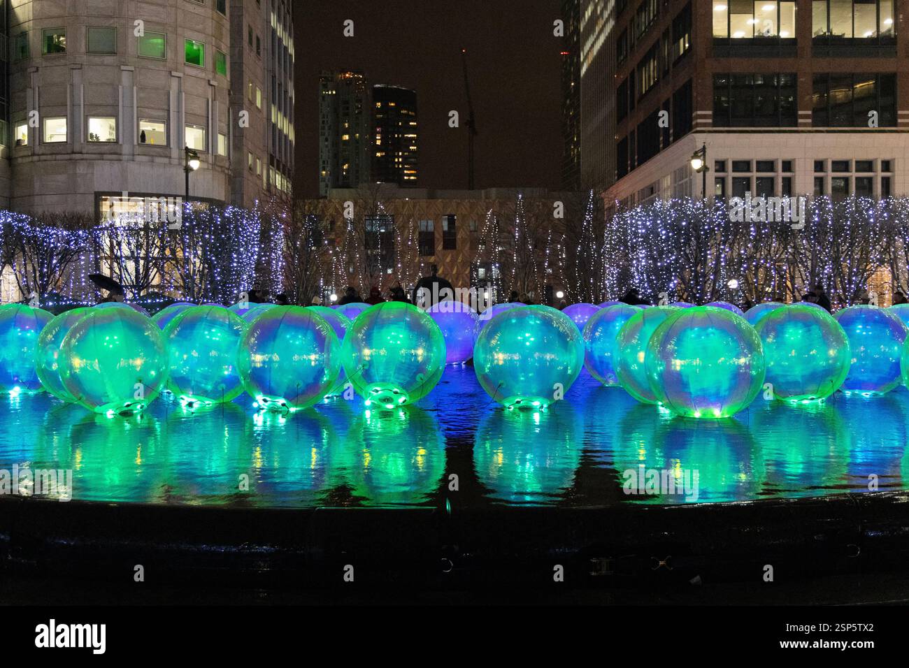 Installation „Evanescent Droplets“ von Atelier Sisu, Cabot Square, Canary Wharf Winter Lights 2025, London, England Stockfoto