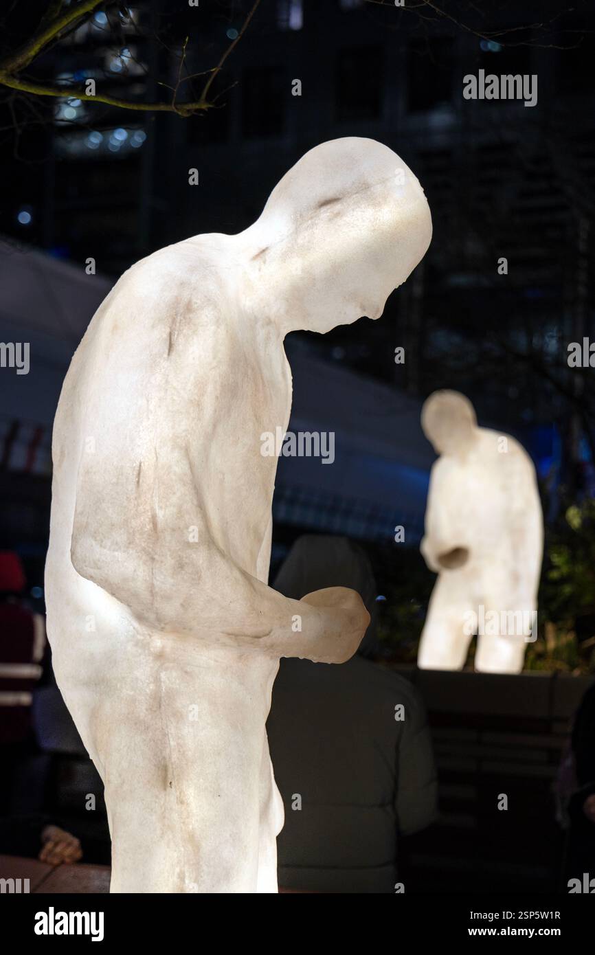 Installation „künstliche Menschen“ von Atelier Haute Cuisine, Adams Plaza, Canary Wharf Winter Lights 2025, London, England Stockfoto