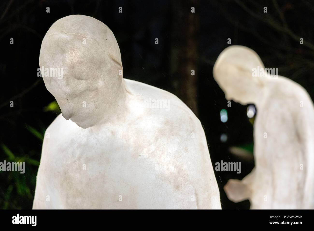 Installation „künstliche Menschen“ von Atelier Haute Cuisine, Adams Plaza, Canary Wharf Winter Lights 2025, London, England Stockfoto