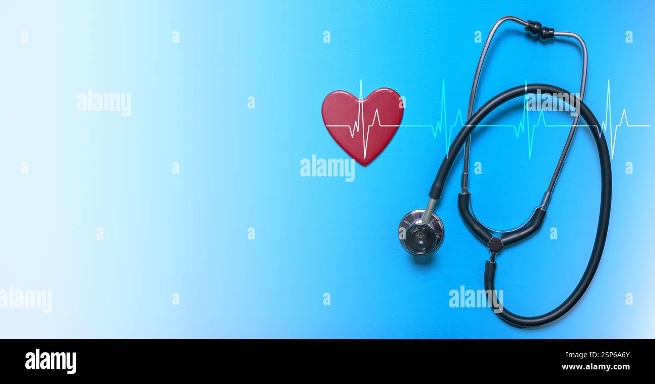 Neben einem roten Herzsymbol steht ein Stethoskop, das den Zusammenhang zwischen Medizin und Gesundheit in einem hellblauen Setting veranschaulicht. Stockfoto