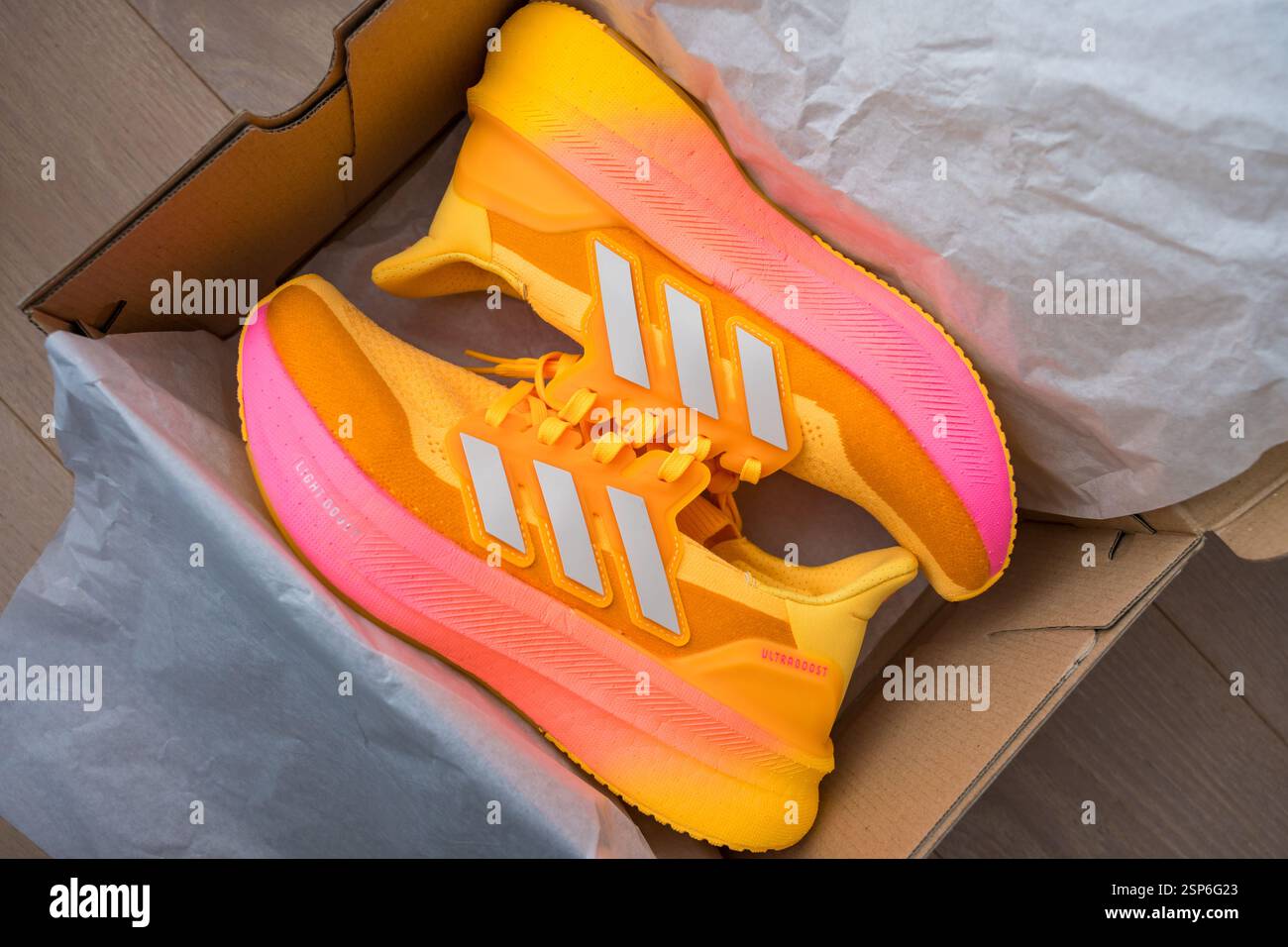 Prag, Tschechische republik - 7. Januar 2025: Adidas Ultraboost Laufschuhe in leuchtendem Orange, Pink Stockfoto