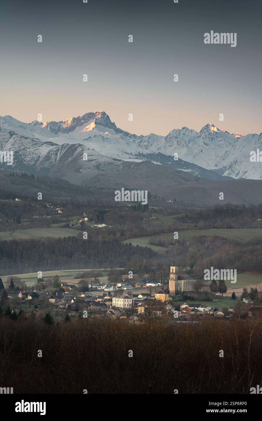 Frankreich, Hautes-Pyrénées. Die Gipfel von Palas und Balaitous dominieren den Horizont über dem Dorf Montgaillard, was einen beeindruckenden Kontrast zwischen ihnen schafft Stockfoto