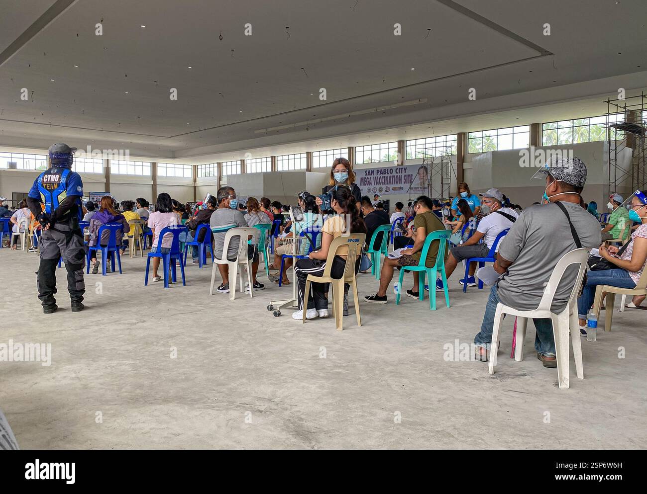 COVID 19 Mega-Impfstelle in einem Kongresszentrum für philippinische nationale Impftage, Provinz Philippinen, Gesichtsmasken und Schilde obligatorisch - Smartphone-aufgenommenes Stockfoto