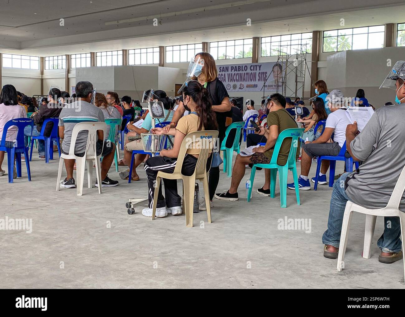 COVID 19 Mega-Impfstelle in einem Kongresszentrum für philippinische nationale Impftage, Provinz Philippinen, Gesichtsmasken und Schilde obligatorisch - Smartphone-aufgenommenes Stockfoto