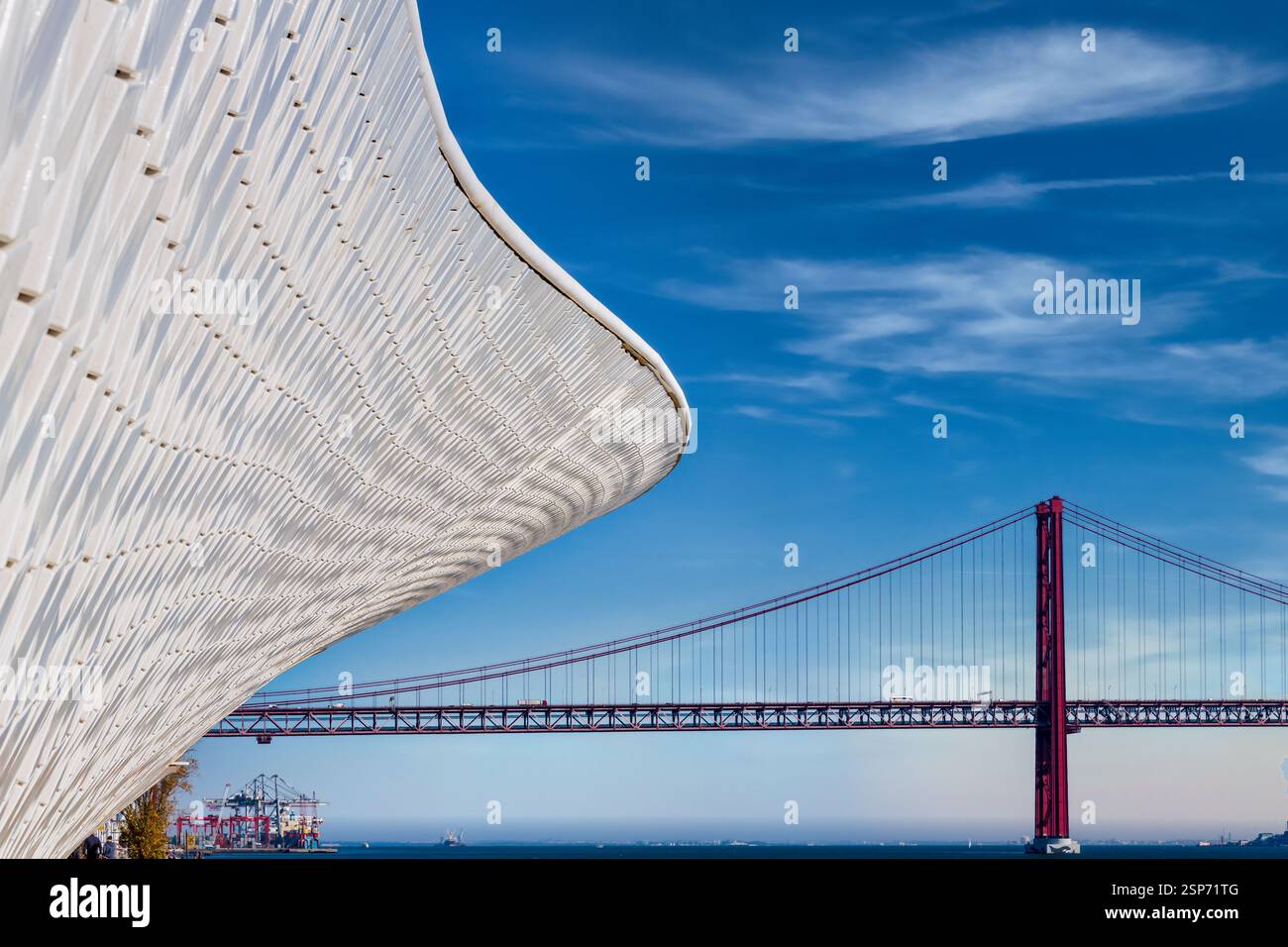 MAAT, Museum für Kunst, Architektur und Technologie mit Vasco da Gama-Brücke hinten, Lissabon, Portugal Stockfoto