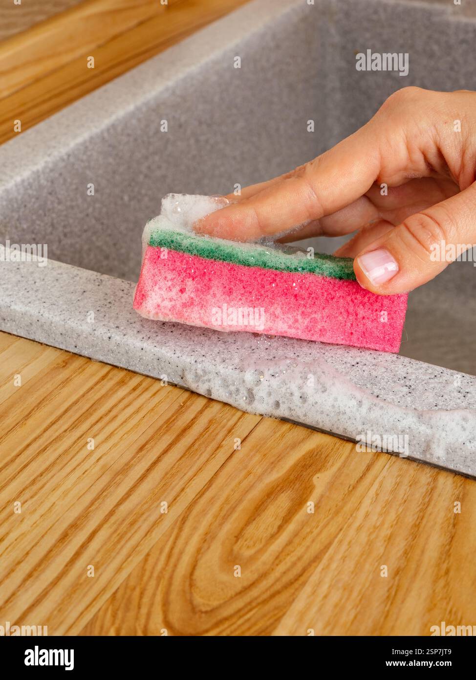 Geschirrschwamm auf dem Waschbecken Stockfoto