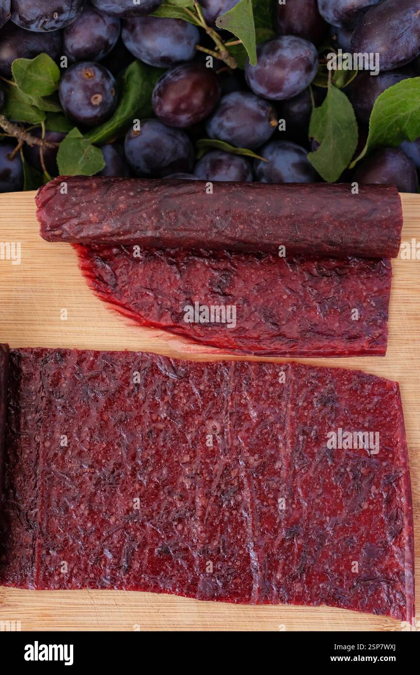 Obstleder und Brötchen. Hausgemachte oder handgemachte Pastille auf dem Holzbrett. Stockfoto