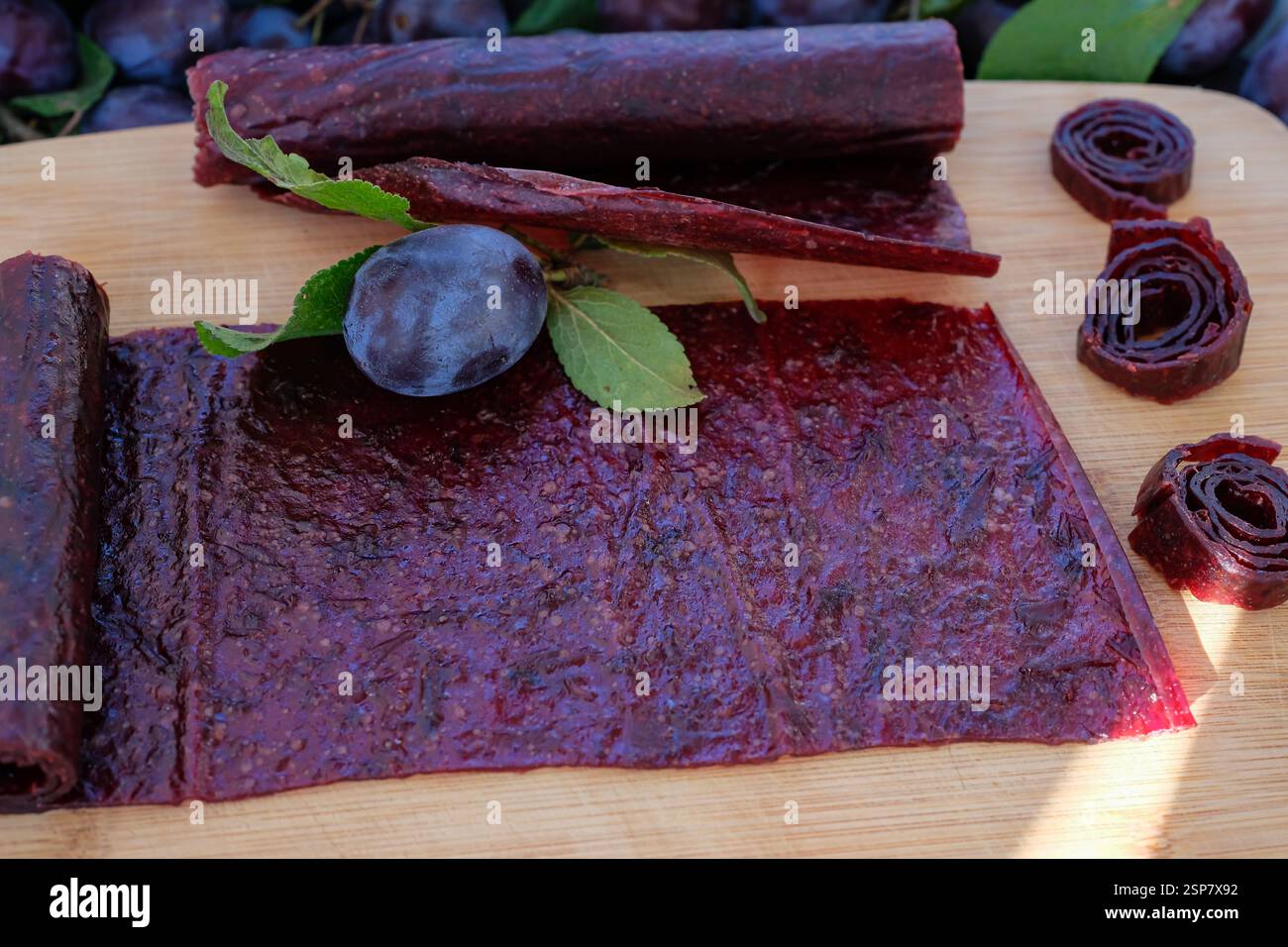 Obstleder und Brötchen. Hausgemachte oder handgemachte Pastille auf dem Holzbrett. Stockfoto