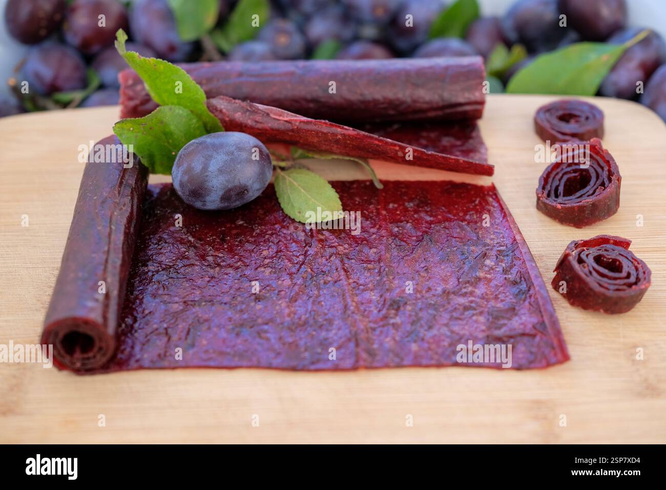 Obstleder und Brötchen. Hausgemachte oder handgemachte Pastille auf dem Holzbrett. Stockfoto