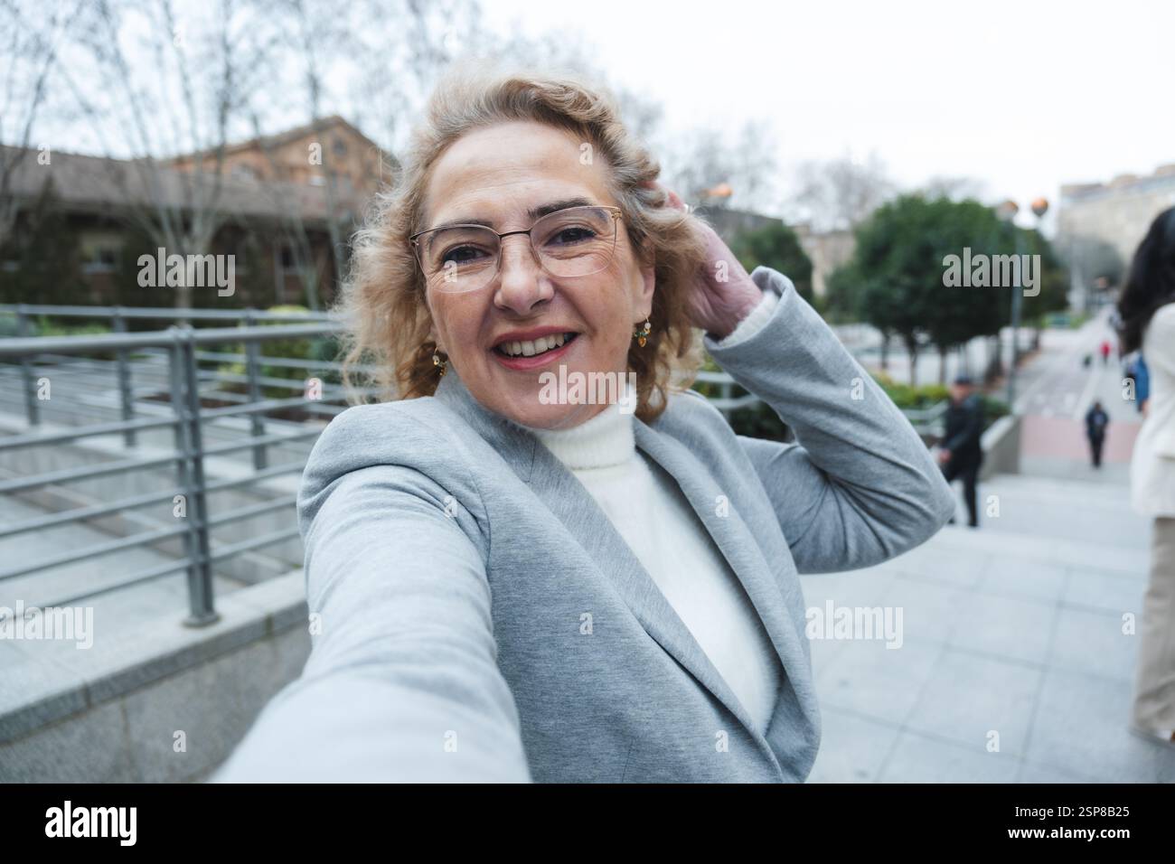 Glückliche Seniorin, die draußen ein Selfie macht Stockfoto