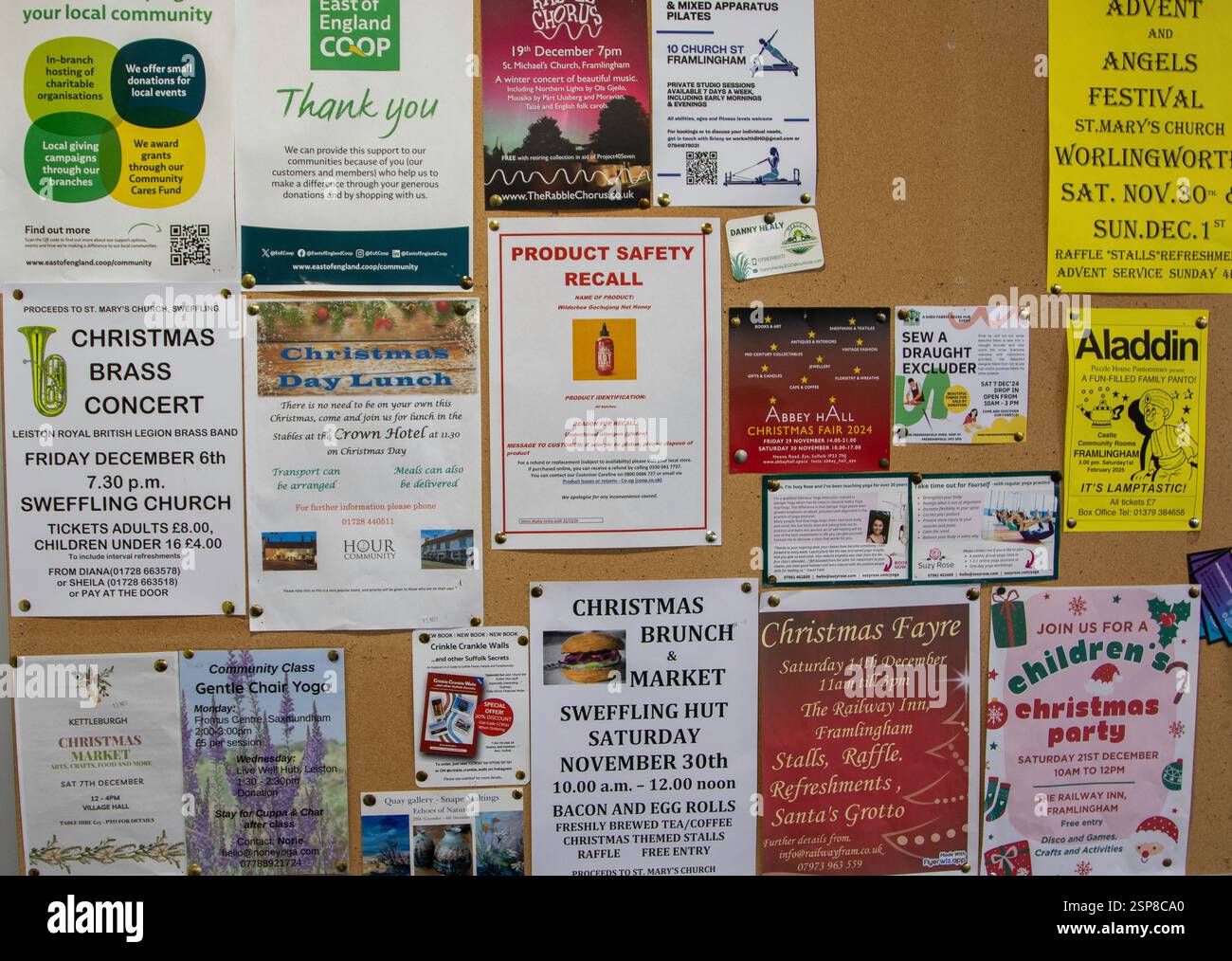 Auf einer öffentlichen Pinnwand in Framlinghams Co-op Supermarkt mehrere Flyer und Ankündigungen einschließlich Weihnachtskonzert, Brunch, Mittagessen usw. Stockfoto