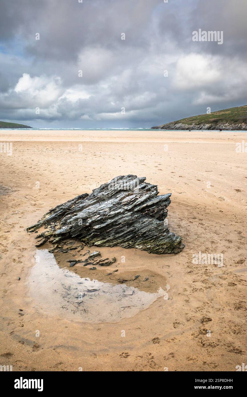 Felsen, die von den starken Gezeiten am Crantock Beach in Newquay in Cornwall in Großbritannien freigelegt werden. Stockfoto Felsen, die von den starken Gezeiten am Crantock Beach in Newquay in Cornwall in Großbritannien freigelegt werden. Stockfoto