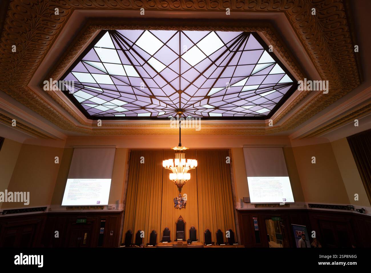 Richmond und Wandsworth Council Meeting, wahrscheinlich im ratssaal, mit Buntglasoberlicht. Standort: London, England. Stockfoto