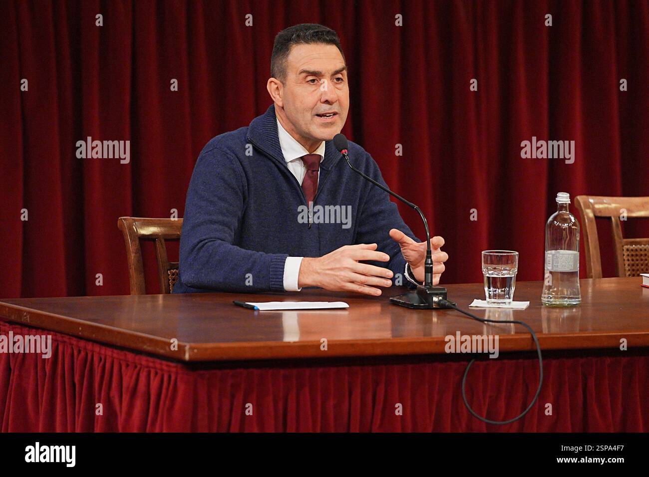 Sanremo, Italien. Februar 2025. Roberto Vannacci präsentiert sein neues Buch &#x2018;Courage Wins' am Literaturdienstag des Sanremo Casino in Sanremo, Norditalien - Freitag, den 14. Februar 2025. Unterhaltung. (Foto: Marco Alpozzi/LaPresse) Credit: LaPresse/Alamy Live News Stockfoto