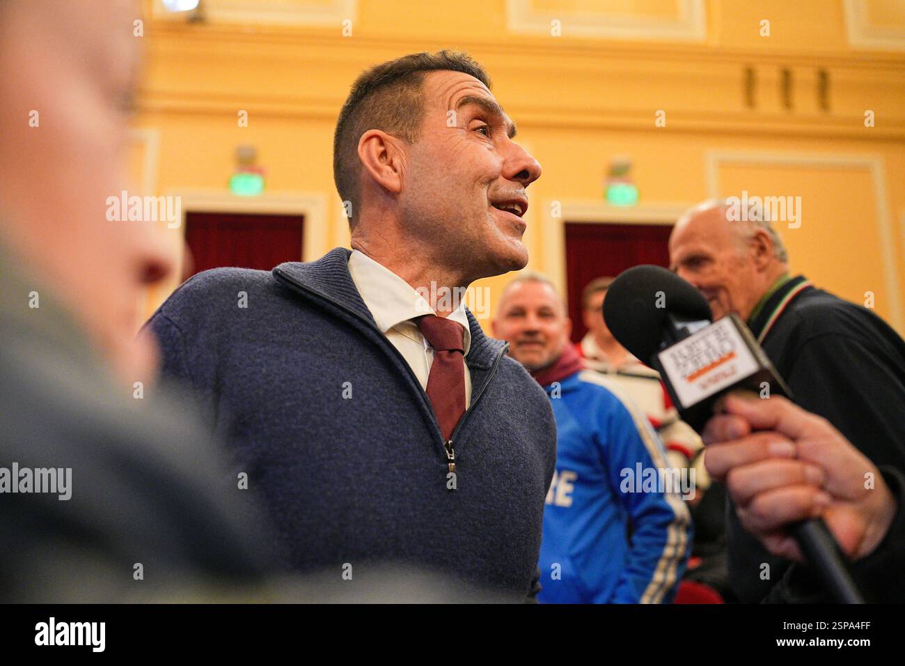 Sanremo, Italien. Februar 2025. Roberto Vannacci präsentiert sein neues Buch &#x2018;Courage Wins' am Literaturdienstag des Sanremo Casino in Sanremo, Norditalien - Freitag, den 14. Februar 2025. Unterhaltung. (Foto: Marco Alpozzi/LaPresse) Credit: LaPresse/Alamy Live News Stockfoto