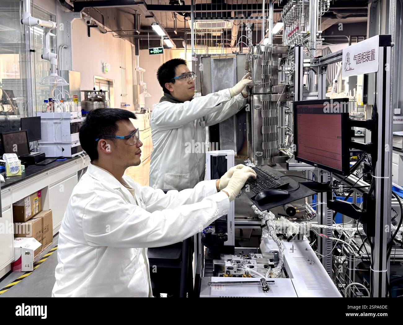 Peking, China. Februar 2025. Wissenschaftler arbeiten an einer neuen Methode der Wasserstoffproduktion in einem Labor in Peking, Hauptstadt Chinas, 13. Februar 2025. Ein internationales Wissenschaftlerteam unter der Leitung der Universität Peking hat eine neue Methode zur Wasserstoffproduktion entwickelt, die direkte Kohlendioxidemissionen (CO2) eliminiert. UM MIT „China Focus: Scientists pioneer Carbon-free Technique for Hydrogen Generation“ (China Focus: Wissenschaftler Pionier der kohlenstofffreien Technik für die Wasserstofferzeugung) zu sprechen. Credit: Xinhua/Alamy Live News Stockfoto