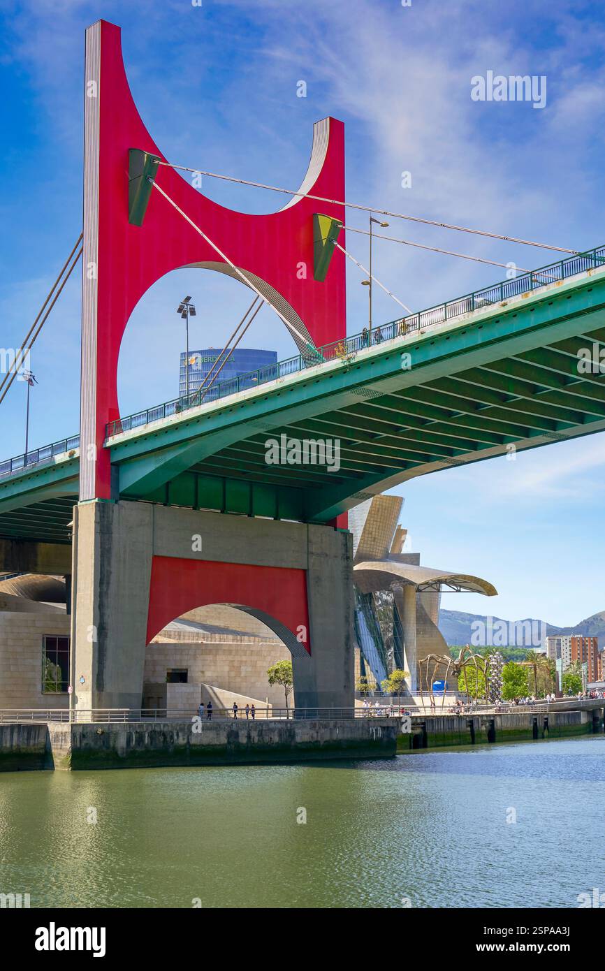 Blick auf die Stadtpromenade. Bilbao, Spanien Stockfoto