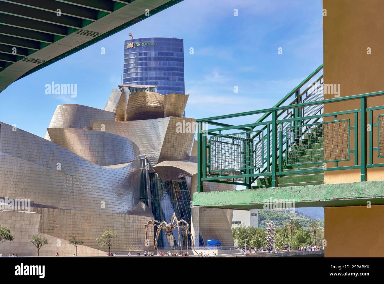 Blick auf das Guggenheim Museum an einem sonnigen Tag Stockfoto