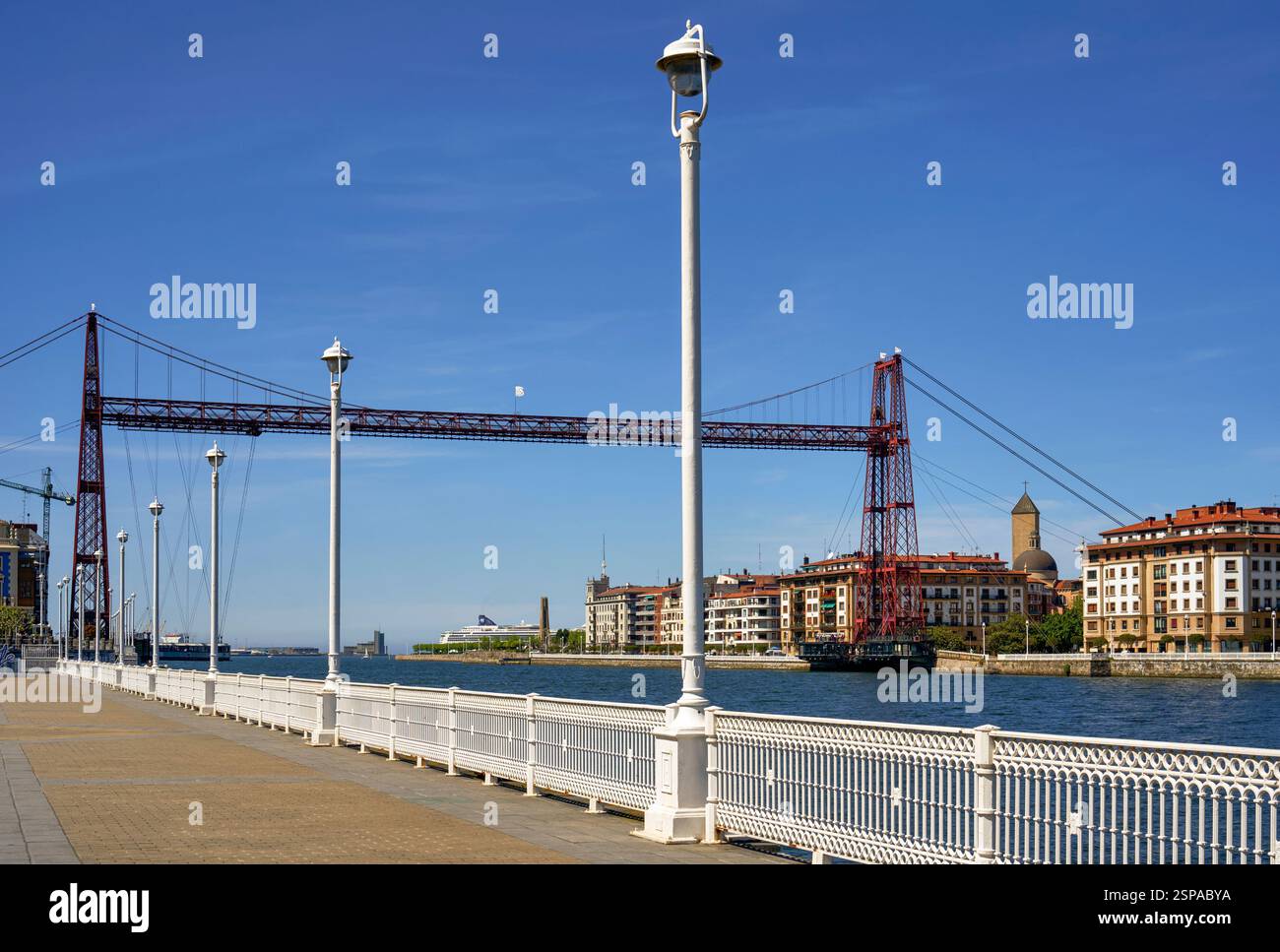 Blick auf die Stadtpromenade. Bilbao, Spanien Stockfoto
