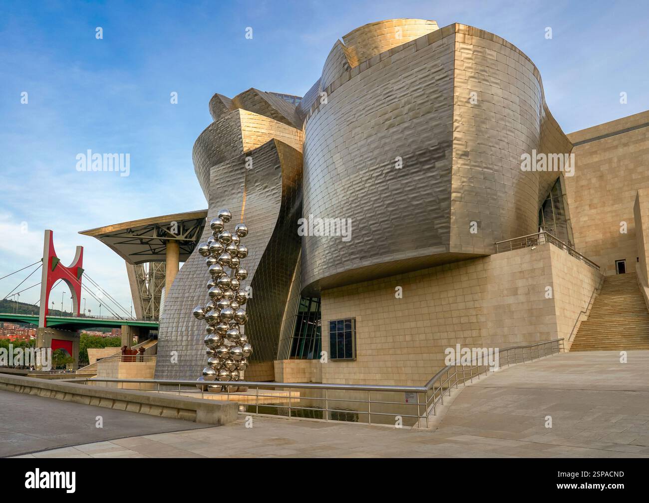 Blick auf das Guggenheim Museum an einem sonnigen Tag Stockfoto