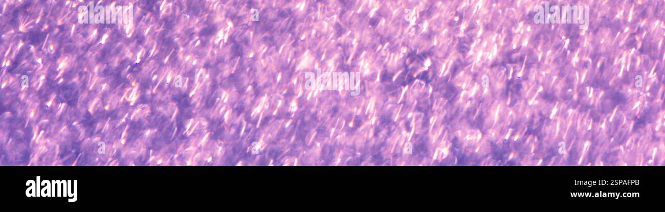 Blau-violetter Glitzer abstrakter Hintergrund von verschwommenen glänzenden Lichtern Stockfoto