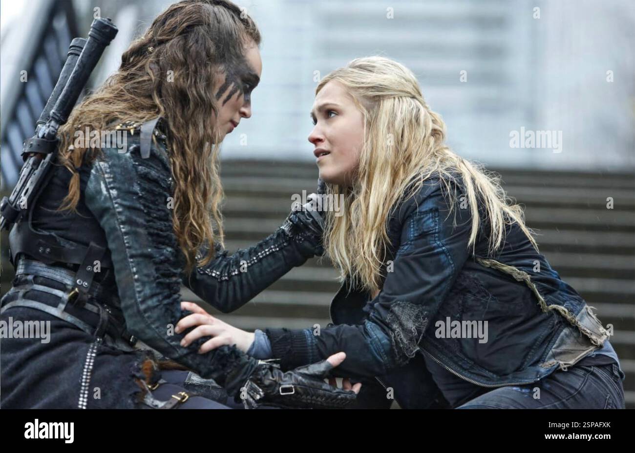 100 – The CW Network TV Serie mit Eliza Taylor rechts und Alycia Debnam-Carey Stockfoto