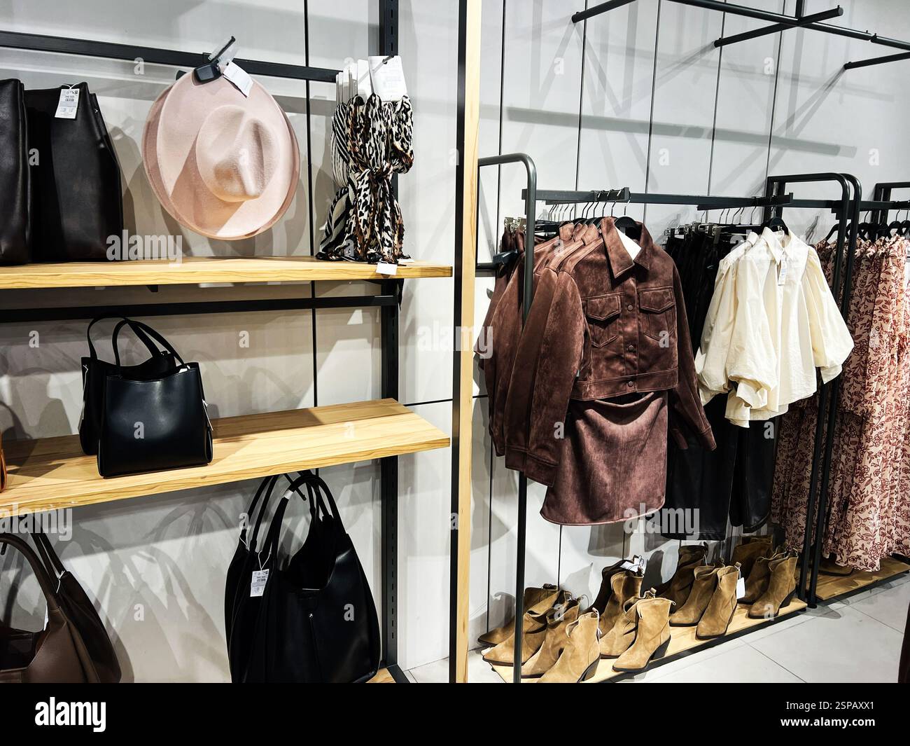 Lemberg, Ukraine - 13. Februar 2025: Eine stilvolle Ladenpräsentation mit modischer Kleidung, Accessoires und Schuhen für moderne Styles. Stockfoto