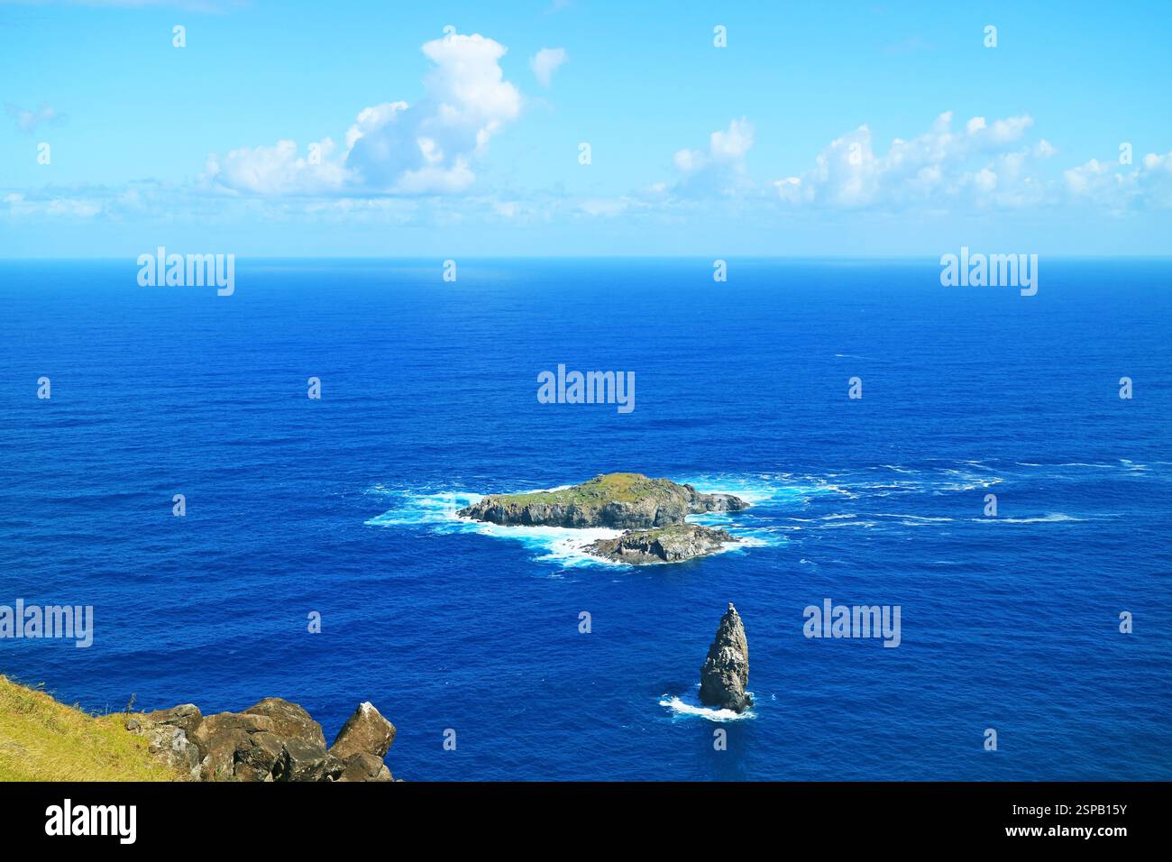 Motu Nui Island, mit der kleineren Motu ITI Island und dem Motu Kao Kao Sea Stack, wie von Orongo Village auf der Osterinsel in Chile, Südamerika gesehen Stockfoto