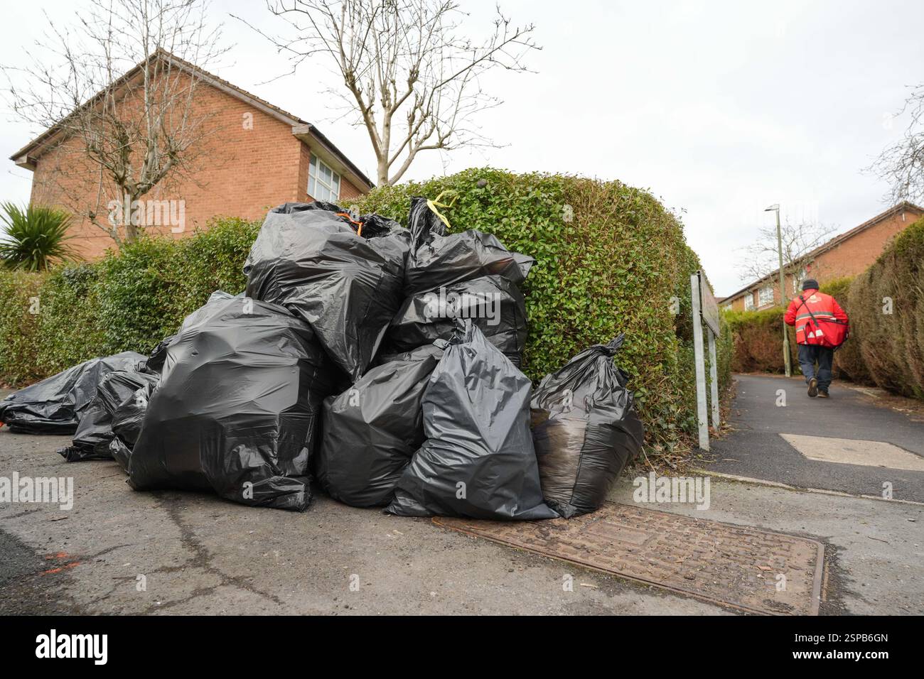 Aspley Croft Birmingham 14. Februar 2025: Riesige Mülltürme sammeln sich in den Gemeinden rund um Birmingham, da der rat die Arbeiter ablehnt, weiter zu streiken. Die Bewohner haben sich darüber beschwert, dass ein Berg Abfall seit SECHS WOCHEN außerhalb ihrer Häuser schwärmt. Mehr als 350 Müllarbeiter begannen im Januar Arbeitskampfmaßnahmen wegen der Verschrottung der Rolle des „Safety Critical Waste Recycling and Collection Officer“ (WRCO), was zu Lohnkürzungen von bis zu 8.000 £ für 150 Arbeiter führte. Ein Bewohner, der nicht aus West Mill Croft in der Gegend von Hawkesley in Birmingham benannt werden wollte, sagte: „IT's be Stockfoto