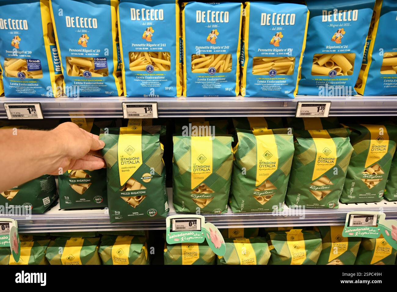 Trockene Pasta mit Eierzutat im Lebensmittel Stockfoto