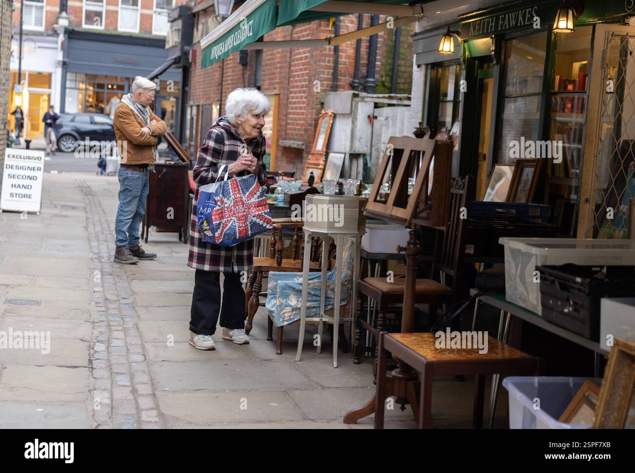 Einzelhandelsgeschäfte an der Hampstead High Street, die kürzlich im Januar 2025 mehrfach von Einbrüchen in der Hauptstraße betroffen waren, in North West London, Großbritannien Stockfoto