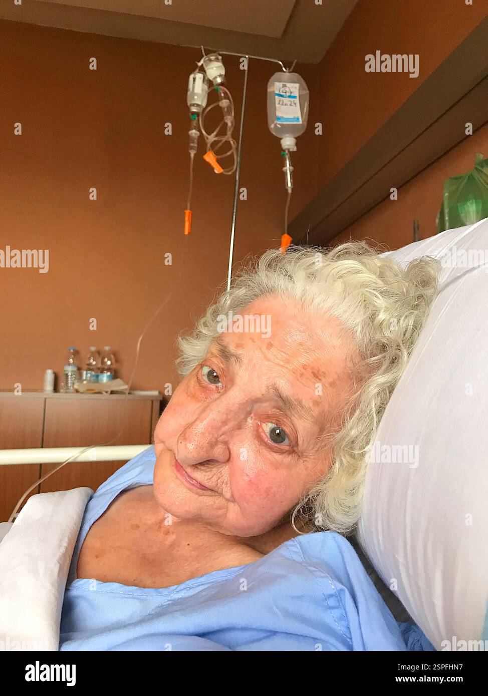 Alte Dame im Krankenhaus. Stockfoto