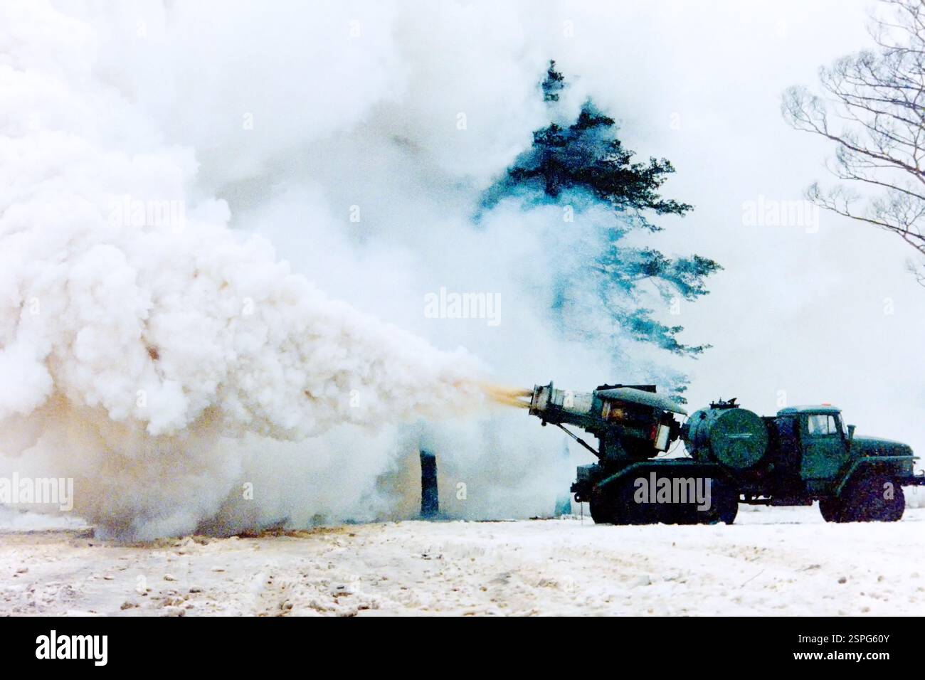 Ein Fahrzeug der russischen Armee pumpt Rauch in die Luft, um einen chemischen Waffenangriff während einer Übung mit Soldaten der NBC-Schutztruppen der 2. Brigade am 10. Januar 1994 in Teikowo, Oblast Iwanovo, Russland, zu simulieren. Stockfoto