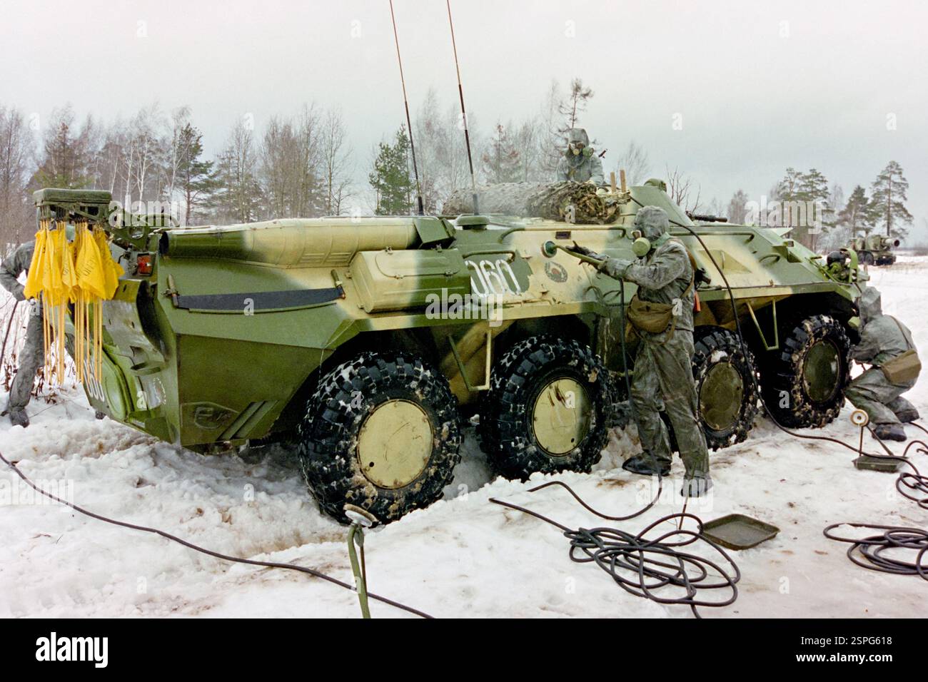 Russische Armeesoldaten mit den NBC-Schutztruppen der 2. Brigade üben die Dekontaminierung eines spezialisierten Panzerpersonals, tragen Nuklearschutz, biologische und chemische Schutzanzüge, 10. Januar 1994 in Teikowo, Oblast Iwanovo, Russland. Stockfoto